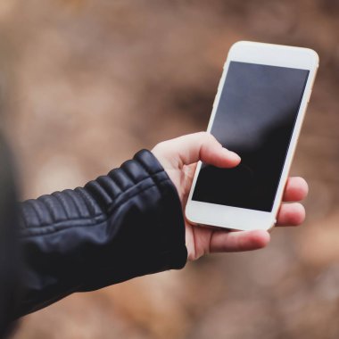 Akıllı telefon yakın çekim elinde tutan