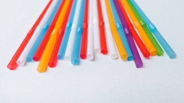 Beyaz bir arka plan üzerinde renkli içme payet