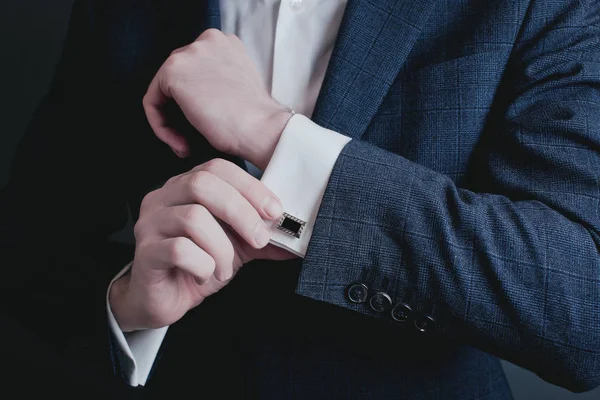 Hands of wedding groom prepares for wedding. — Stock Photo, Image