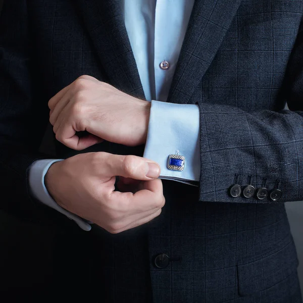 Hands of wedding groom prepares for wedding. — Stock Photo, Image