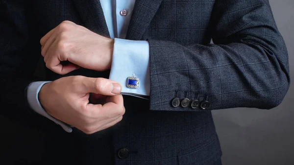 Close up of businessman wearing cufflinks. — Stock Photo, Image