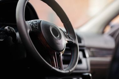 delikli deri spor direksiyon