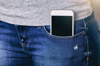Arka cebinde büyük beyaz smartphone ile kot giyen kız