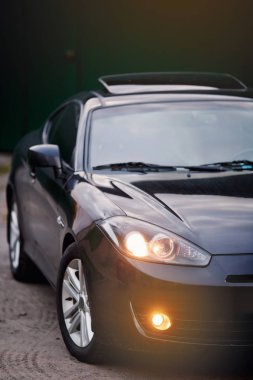 Siyah spor araba farlar