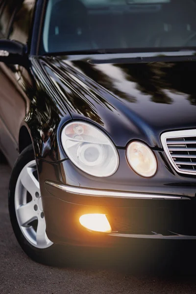 Zwarte luxe auto koplampen — Stockfoto