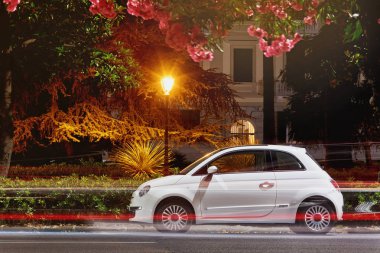 Beyaz otopark gece şehirde. Arabalar geçme renkli çizgili.