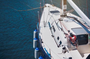 Mavi su beyaz yatta unsurları. En baştan görüntülemek.