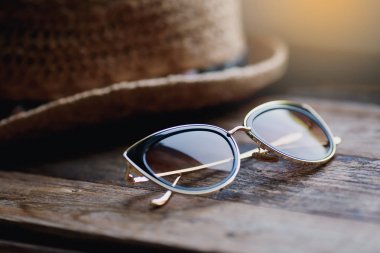 şapka yakın çekim yatay tahta arka plan ile kadın güneş gözlüğü