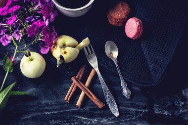 Vintage kahve çatal kaşık ve meyve. Makarna eski masada, kahve ve tarçın.