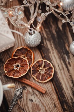 Noel masasında tarçın ve limon