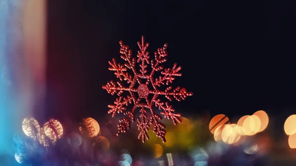 Червоні Сніжинки Тлі Розмитих Вогнів — стокове фото