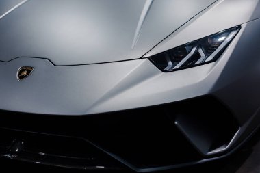 Bologna, İtalya - 9 Aralık 2019: Orijinal Lamborghini Huracan Performante. Logo ve ön ızgara, farlar. Lüks stil spor araba..