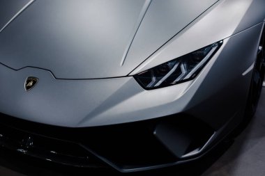 Bologna, İtalya - 9 Aralık 2019: Orijinal Lamborghini Huracan Performante. Logo ve ön ızgara, farlar. Lüks stil spor araba..