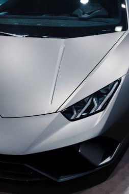 Bologna, İtalya - 9 Aralık 2019: Orijinal Lamborghini Huracan Performante. Logo ve ön ızgara, farlar. Lüks stil spor araba..