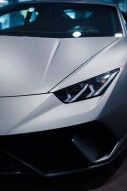 Bologna, İtalya - 09 Aralık 2019: Orijinal Lamborghini Huracan Performante. Logo ve ön ızgara, farlar. Lüks stil spor araba..