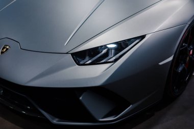 Bologna, İtalya - 09 Aralık 2019: Orijinal Lamborghini Huracan Performante. Logo ve ön ızgara, farlar. Lüks stil spor araba..