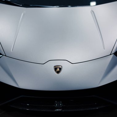 Bologna, İtalya - 09 Aralık 2019: Orijinal Lamborghini Huracan Performante. Logo ve ön ızgara, farlar. Lüks stil spor araba..