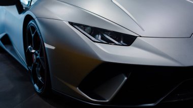 Bologna, İtalya - 09 Aralık 2019: Orijinal Lamborghini Huracan Performante. Logo ve ön ızgara, farlar. Lüks stil spor araba..