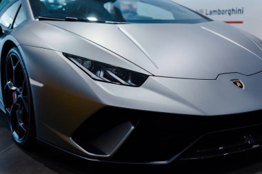 Bologna, İtalya - 09 Aralık 2019: Orijinal Lamborghini Huracan Performante. Logo ve ön ızgara, farlar. Lüks stil spor araba..