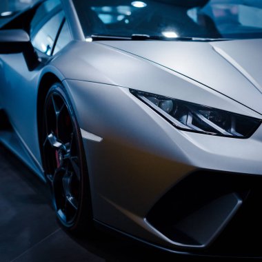 Bologna, İtalya - 09 Aralık 2019: Orijinal Lamborghini Huracan Performante. Logo ve ön ızgara, farlar. Lüks stil spor araba..