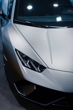 Bologna, İtalya - 09 Aralık 2019: Orijinal Lamborghini Huracan Performante. Logo ve ön ızgara, farlar. Lüks stil spor araba..
