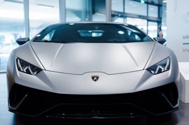 Bologna, İtalya - 09 Aralık 2019: Orijinal Lamborghini Huracan Performante. Logo ve ön ızgara, farlar. Lüks stil spor araba..