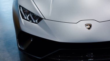 Bologna, İtalya - 09 Aralık 2019: Orijinal Lamborghini Huracan Performante. Logo ve ön ızgara, farlar. Lüks stil spor araba..