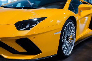 Bologna, İtalya - 9 Aralık 2019: orijinal sarı Lamborghini Bulvarı. Logo ve ön ızgara, farlar. Lüks stil spor araba..