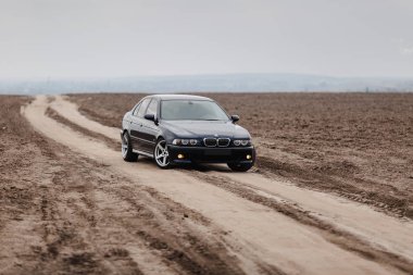 Rivne, Ukrayna - 09 Aralık 2019: Orijinal Bmw M5 e39 Outoutoutoutoutors, spor tekerlekleri, tunning, parlak ve parlak eski klasik retro.