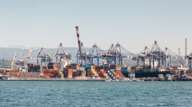 kargo gemisi limanda