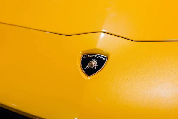 Bolonha Itália Dezembro 2019 Original Yellow Lamborghini Aventador Logotipo Grelha — Fotografia de Stock