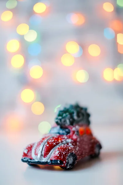 Carro Vermelho Com Árvore Natal Telhado Luzes Brilhantes Fundo Motivo — Fotografia de Stock