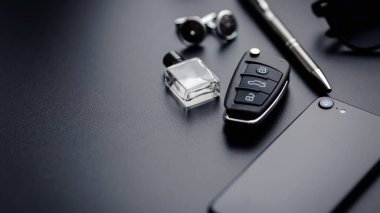 Lüks moda erkek kol düğmeleri. Smokin, kelebek, kravat, mendil, stil saati ve akıllı telefon için aksesuarlar siyah arka planda izole edilmiş araba anahtarı..