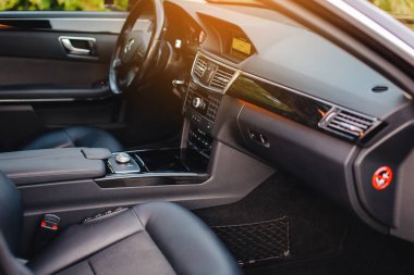 Stuttgart, Almanya - 23 Ocak 2020: Orijinal Mercedes E-sınıfı W212 iç mekan, avantgarde, Mercedes logosu, panel.