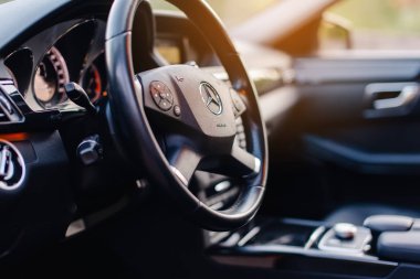 Stuttgart, Almanya - 23 Ocak 2020: Orijinal Mercedes E-sınıfı W212 iç mekan, avantgarde, Mercedes logosu, panel.