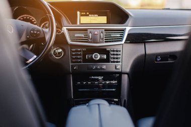 Stuttgart, Almanya - 23 Ocak 2020: Orijinal Mercedes E-sınıfı W212 iç mekan, avantgarde, Mercedes logosu, panel.