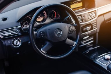 Stuttgart, Almanya - 23 Ocak 2020: Orijinal Mercedes E-sınıfı W212 iç mekan, avantgarde, Mercedes logosu, panel.