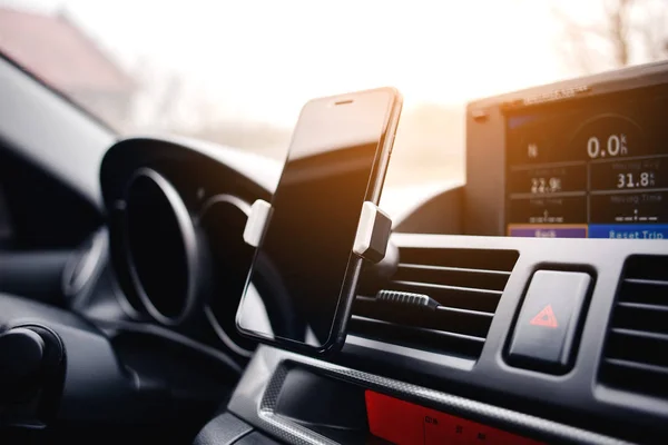 Smartfon Uchwycie Wentylacyjnym Samochodu Zdjęcie Stockowe