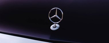 Orijinal Mercedes-Benz logosu.