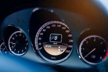 Dijital araba hız göstergesi. Modern araba gösterge paneli.