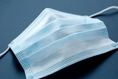Solunum tıbbi maskesi. Tıbbi koruyucu maske izole edildi. Tek kullanımlık yüz maskesi ağız ve burnu kapatır. Sağlık ve Tıp Konsepti.