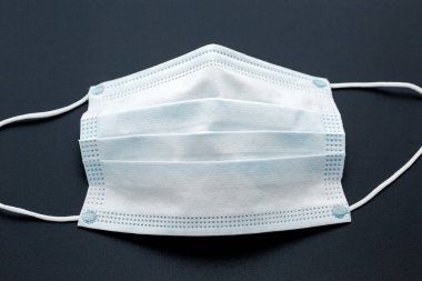 Solunum tıbbi maskesi. Tıbbi koruyucu maske izole edildi. Tek kullanımlık yüz maskesi ağız ve burnu kapatır. Sağlık ve Tıp Konsepti.