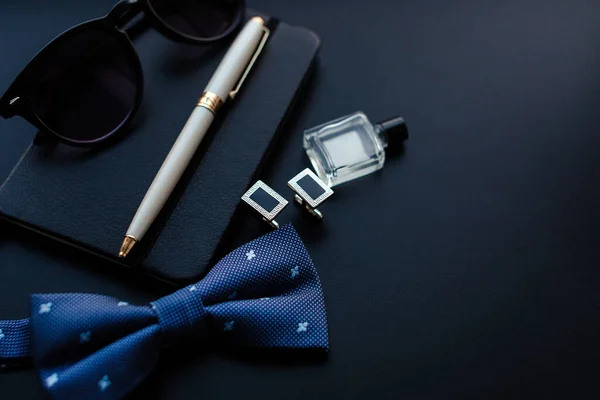 Πολυτελή Mens Μανικετόκουμπα Γραβάτα Στυλό Γυαλιά Μπουκάλι Άρωμα Στο Μαύρο — Φωτογραφία Αρχείου