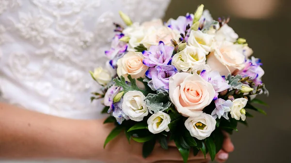 Brautstrauß Den Händen Der Braut — Stockfoto