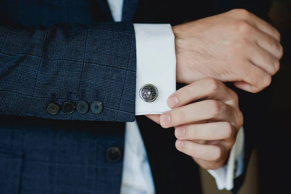 Homem Negócios Usar Abotoaduras Elegante Jovem Homem Negócios Moda Vestindo — Fotografia de Stock