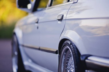 Beyaz BMW e30 'un detaylarını kapat.