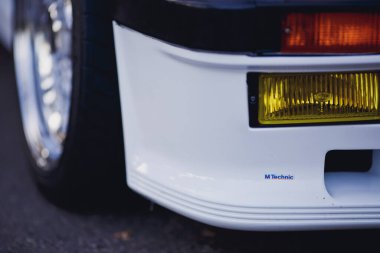 Beyaz BMW e30 'un detaylarını kapat.