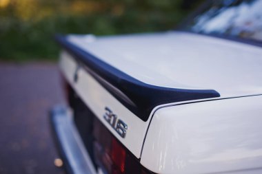 Beyaz BMW e30 'un detaylarını kapat.