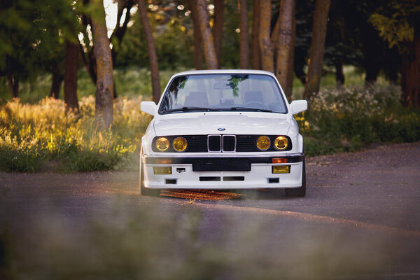 Оригинальный BMW M3 e30, спортивные колесные диски, тюнинг, блестящее старое классическое ретро..