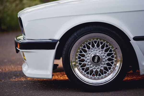 Берлин, Германия - 07 июля 2020 года: оригинальные колеса BBS на BMW M3 e30 outdors.